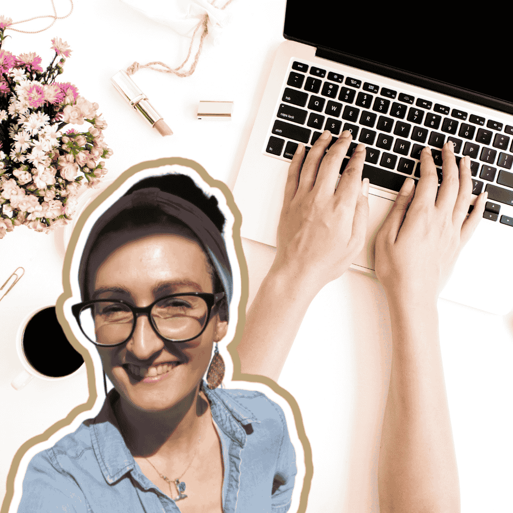 Můj výřez fotografie těla, v pozadí jsou vidět ženské ruce pracující jako virtuální asistentka na notebooku v příjemném prostředí.
